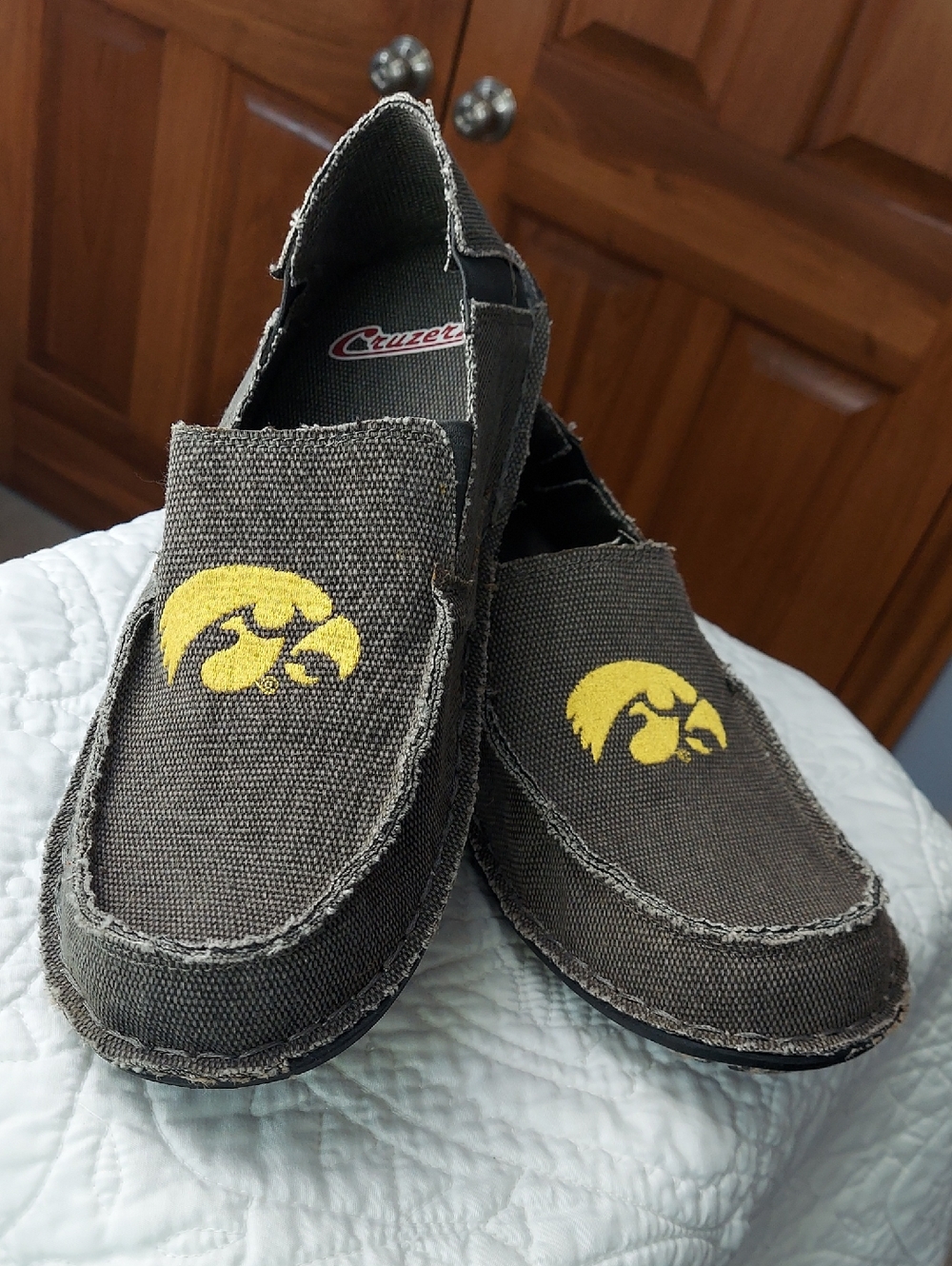 Cruzerz Men's Iowa Hawkeyes Campus Slip-on Canvas Shoes Comfy Casual Size 10